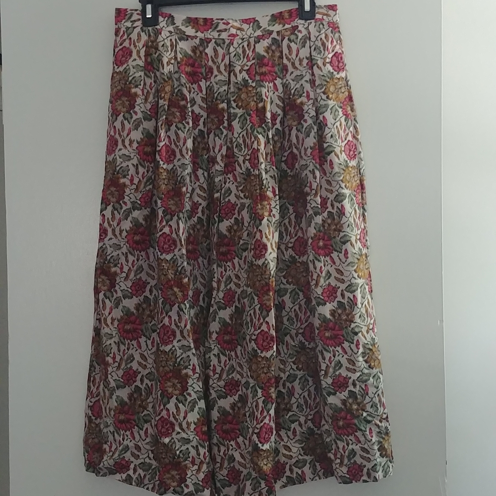 Susan Bristol long pleated floral skirt with pockets!!